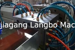 خط اکستروژن نمای بیرونی WPC برجسته 400KG/H 75KW