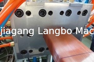 خط اکستروژن نمای بیرونی WPC برجسته 400KG/H 75KW