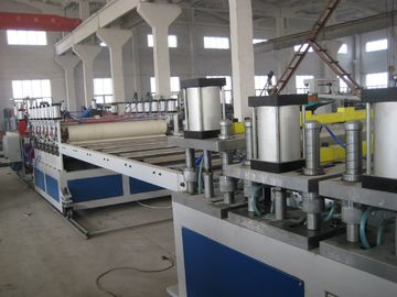 دوقلو پی وی سی پنوماتیک تخته اکستروژن 600kg / H ظرفیت خروجی بالا