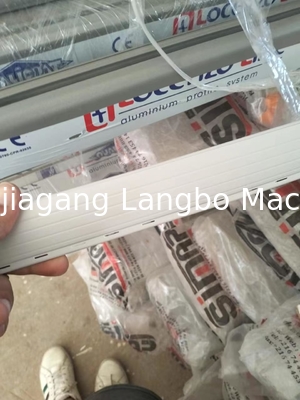 ماشین ساخت نوار برچسب PVC خرده فروشی و خط اکستروزن پروفایل با عرض یکنواخت لبه صاف Extruder دو پیچ مخروطی