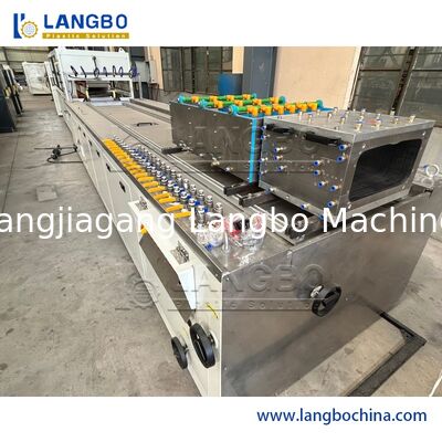 پلاستیک با کیفیت بالا PVC پروفایل فوم شده Extruder WPC بیوه ها درب فریم کف PP PE PC خط تولید باند مهر و موم سوراخ