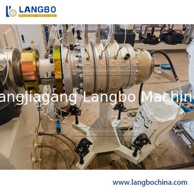 خط بثق أنابيب PVC وآلة التصنيع