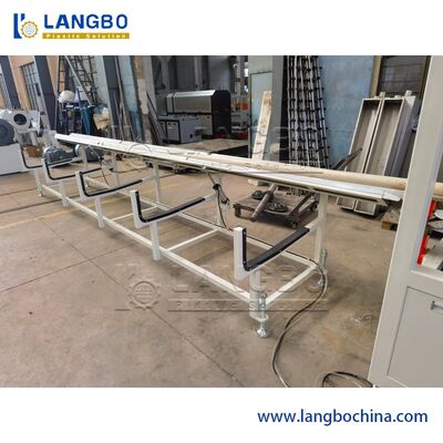 خط اکستروژن لوله های PVC. تولید با سرعت بالا اندازه های لوله های قابل تنظیم