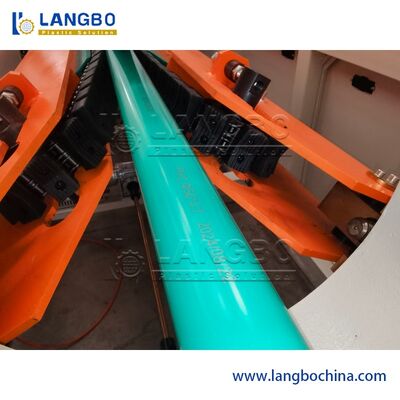 خط اکستروژن لوله های PVC. تولید با سرعت بالا اندازه های لوله های قابل تنظیم