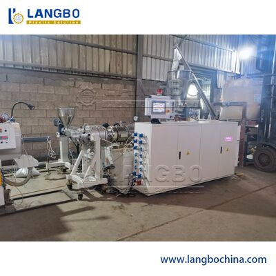 خط اکستروژن لوله های PVC. تولید با سرعت بالا اندازه های لوله های قابل تنظیم